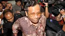 Mahfud MD yang datang ke KPK mengenakan batik berwarna coklat langsung pergi meninggalkan wartawan tanpa penjelasan lebih lanjut, Jakarta, Selasa (7/10/2014) (Liputan6.com/Miftahul Hayat)