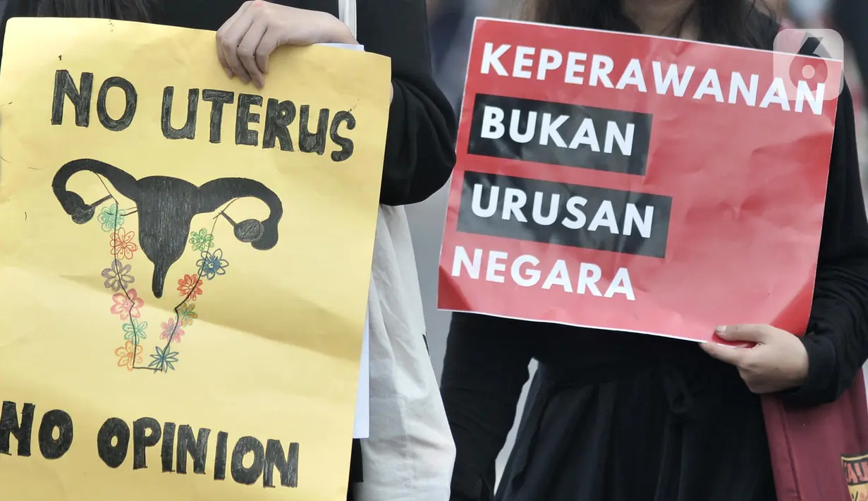 Massa Jaringan Muda Setara menggelar aksi solidaritas untuk atlet senam SA (17) saat HBKB di Jalan MH Thamrin, Jakarta, Minggu (8/12/2019). Massa menuntut pelatih yang memulangkan SA dari SEA Games Filipina meminta maaf dan negara melakukan pemulihan terhadap nama korban. (merdeka.com/Iqbal Nugroho)