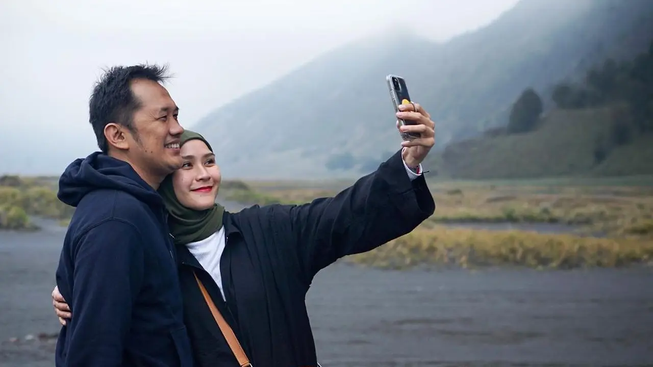 Jarang Tersorot, Ini 6 Momen Romantis Zaskia Adya Mecca dan Hanung Bramantyo