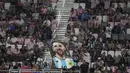 <p>Acara penyambutan Messi dirancang meriah. Tidak hanya dihadiri fans saja, kehadiran Messi juga disambut oleh dua tokoh olahraga ternama asal Amerika Serikat, Tom Brady dan Stephen Curry. Brady merupakan ledenda NFL dan Curry adalah bintang NBA. (AP Photo/Rebecca Blackwell)</p>