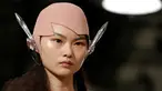 Model membawakan busana rancangan, John Galliano saat Fashion Week Paris di Perancis, Rabu (28/9). Hiasan kepala dari rancangan John sekilas mirip dengan busana makhluk luar angkasa di film-film Hollywood (REUTERS/Gonzalo Fuentes)