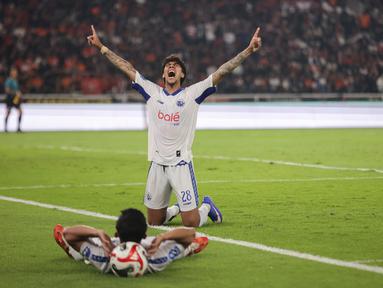 Pemain Arema FC, Betinho melakukan selebrasi usai meraih pertandingan Persija Jakarta vs Arema FC BRI Super League pekan ke-20 yang berlangsung di Stadion Utama Gelora Bung Karno, Minggu (8/2/2026) malam WIB. (Bola.com/Abdul Aziz)