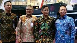 Dirut Mandiri Investasi Alvin Pattisahusiwa, Plt Dirut Askrindo Sabdono, Dirut Garuda Indonesia Pahala N Mansury dan Dir. Operasional Komersil Askrindo, Dwi Agus S pada pencatatan saham perdana Jakarta (31/7). (Liputan6.com/HO/Iqbal)