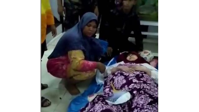 Bikin Haru, Ini 6 Momen Rano Karno Bantu Evakuasi Mak Nyak saat Banjir Jakarta