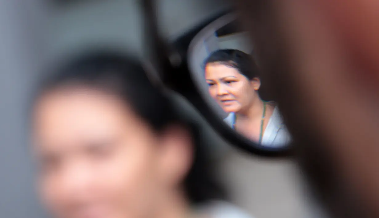 "Hari ini cuma ngadu soal Nina. Nah hari ini aku ngelapor, yang akan aku laporin penelantaran, pembiaran, yaa SOP (Standard Operational Procedure) sebuah shelter nggak jalan," ungkapnya di Polda Metro Jaya.  (Deki Prayoga/Bintang.com)