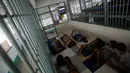 Para narapidana transgender menonton televisi di dalam sel di penjara Pattaya Prison, Choburi, Thailand (6/1). Di penjara ini narapidana LGBT dipisahkan dari narapidana lain untuk mencegah kekerasaan yang terjadi. (AP Photo/Sakchai Lalit)