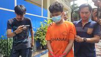 Polisi menangkap pelaku teror bom terhadap 10 sekolah di Depok, Jawa Barat. Tersangka atas nama Hylmi Rafif Rabbani alias HRR (23) menjalankan aksinya menggunakan akun email mengatasnamakan Kamila, yang merupakan mantan kekasihnya. (Liputan6.com/Dicky Agung Prihanto)