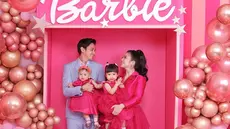 Melalui akun Instagram, Felicya Angelista dan Caesar Hito turut meramaikan tren berpenampilan bak Barbie. Bahkan, pasangan selebriti ini memilih menjalani pemotretan dengan film yang tengah menjadi perbincangan banyak orang. (Liputan6.com/IG/@felicyangelista_)