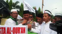 Kapolda Riau Brigjen Pol Zulkarnain menjemput ribuan demonstran yang berkumpul di Masjid Agung Pekanbaru. (Liputan6.com/M Syukur)