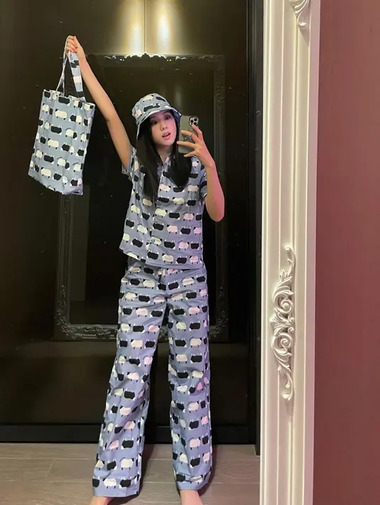Setelan baju lengkap dengan tote bag dan bucket hat yang digunakan oleh Jisoo ini juga curi perhatian netizen. Tak sedikit netizen yang memuji penampilannya di media sosial. (Liputan6.com/IG/@sooyaaa__)