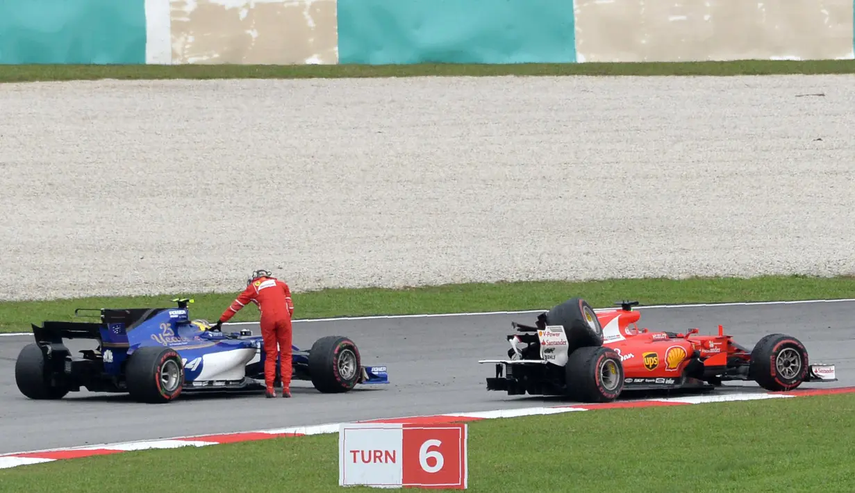 Vettel menghentikan mobil Pascal dan meminta ditumpangi menuju pit setelah kecelakaan pada balapan Formula One Malaysia Grand Prix, Sepang, (01/10/2017). Vettel akhirnya finis pada posisi keempat. (AFP/Roslan Rahman)