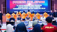 Polisi membongkar sindikat penyalahgunaan solar subsidi di Tuban, Jawa Timur, dan Karawang, Jawa Barat. Total ada delapan orang tersangka yang diringkus, dua orang lain masih diburu. (Ady Anugrahadi).