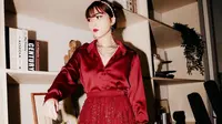 Long shirt dan sheer skirt ala Isyana. [Instagram/isyanasarasvati]