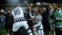 Para pemain Juventus merayakan kemenangan 2-1 atas Fiorentina pada laga Serie A di Artemio Franchi, Firenze, Minggu (24/4/2016). (AFP/Alberto Pizzoli)