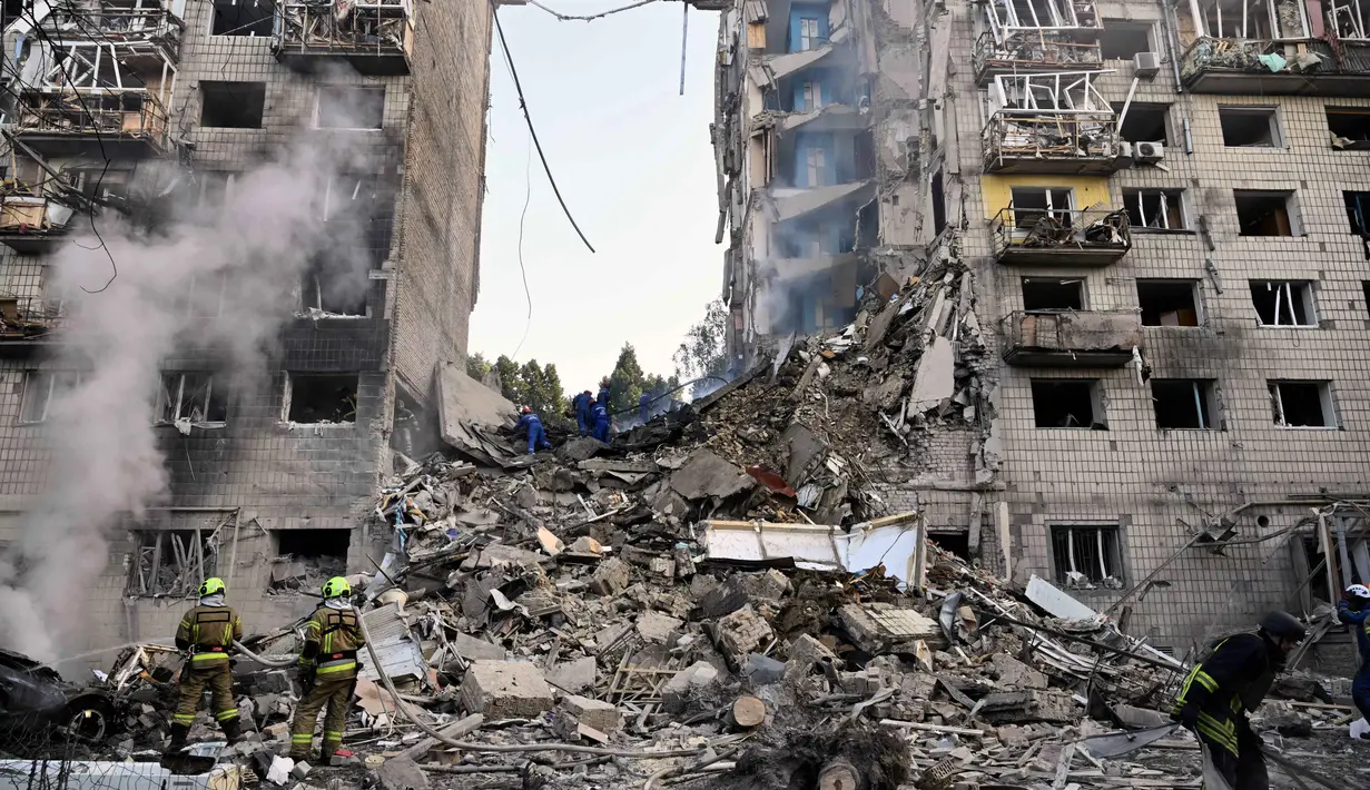 Tim penyelamat Ukraina melakukan pencarian dan penyelamatan di sebuah bangunan tempat tinggal yang rusak parah setelah serangan rudal Rusia di Kyiv pada tanggal 17 Juni 2025, di tengah invasi Rusia ke Ukraina. (Genya SAVILOV/AFP)