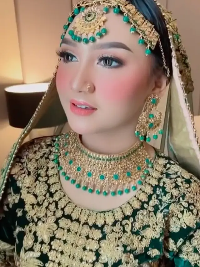 Pesona Jihan Audy Kenakan Busana India, Tampil Menawan. (Sumber: Instagram/@arismakeup_real)