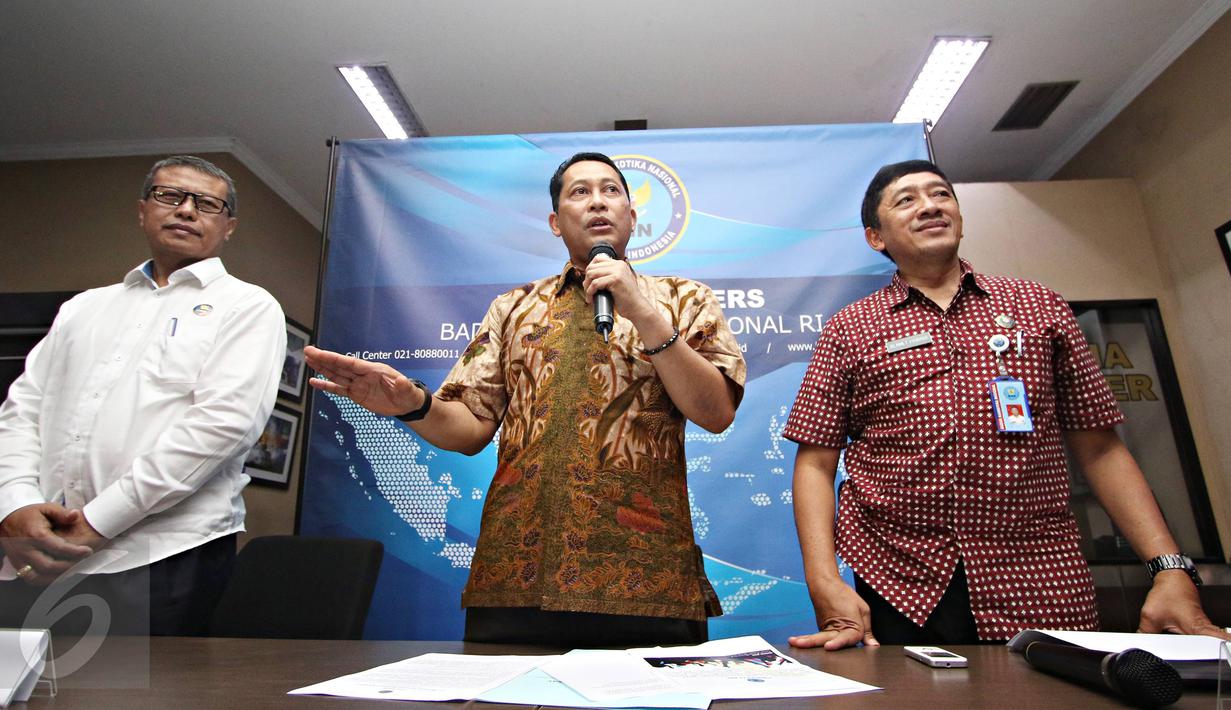 Kepala BNN (tengah) Komjen Budi Waseso memberikan keterangan pers di Gedung BNN, Cawang, Jakarta, Selasa (22/12). Mereka ditangkap di sebuah apartemen di Jalan Marsekal Suryadarma, Tangerang. (Liputan6.com/Immanuel Antonius)