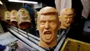 Topeng karet yang menyerupai Donald Trump di jemur sebelum di cat di Studio Ogawa, Saitama, Jepang (21/11). Sejak Trump dinyatakan sebagai Presiden AS ke-45, penjualan topeng Trump di Jepang laku keras. (Reuters/Toru Hanai)