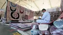 Seorang pedagang yang mengenakan masker duduk di dalam kiosnya di Pasar Jumat di Kegubernuran Farwaniya, Kuwait (10/9/2020). Pasar Jumat, salah satu pasar tertua di Kuwait, pada Kamis (10/9) dibuka kembali setelah tutup selama berbulan-bulan di tengah penyebaran pandemi COVID-19. (Xinhua/Asad)