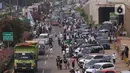 Massa memadati akses tol bandara Soekarno Hatta di Tangerang, Banten, Selasa (10/11/2020). Mereka bertujuan menjemput kedatangan Rizieq Shihab. (Liputan6.com/Angga Yuniar)