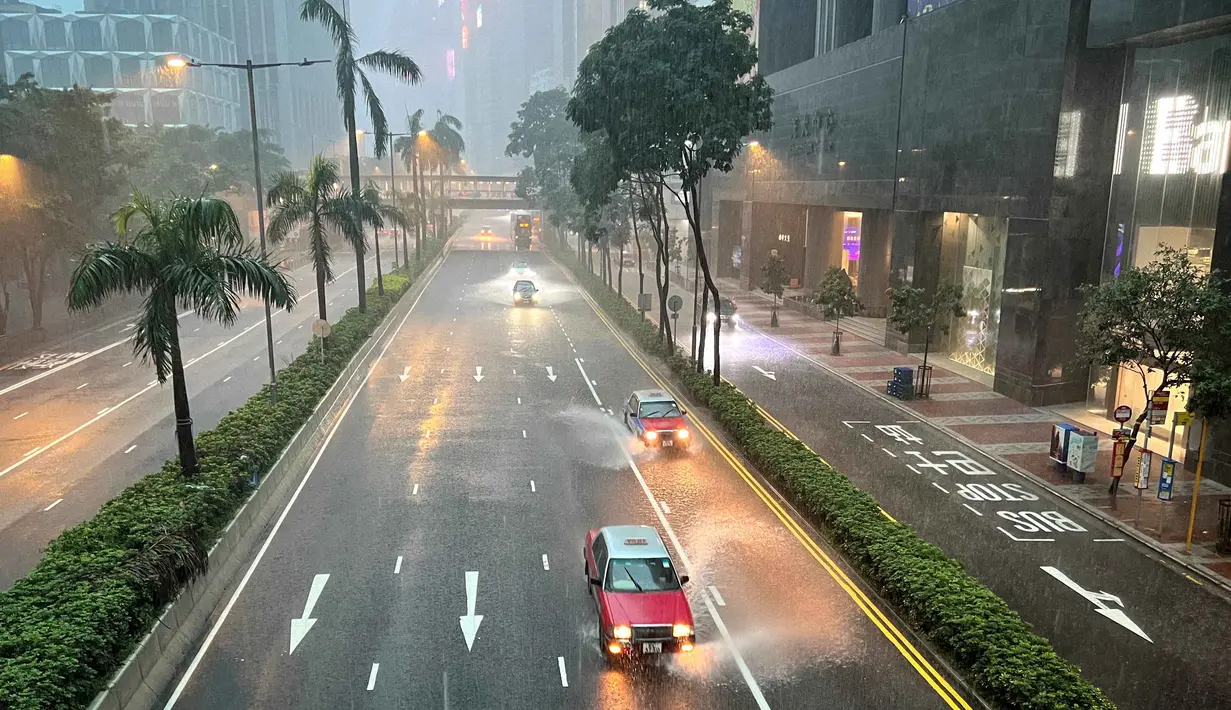 Untuk diketahui, Hong Kong menggunakan sistem tiga tingkat untuk peringatan hujan lebat, yakni kuning, merah, dan hitam. Tingkat hitam sebagai yang tertinggi. Istilah hitam merujuk pada tingkat keparahan cuaca, bukan warna dari hujan itu sendiri. (Mladen ANTONOV/AFP)
