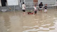 Banjir melanda ratusan pemukiman rumah warga di Kabupaten Tangerang. (Liputan6.com/Pramita Tristiawati)