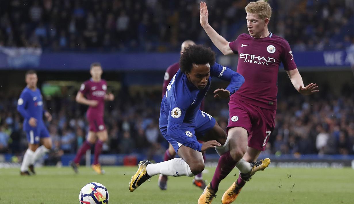 Pemain Manchester City, Kevin De Bruyne (kanan) mencetak satu-satunya gol untuk kemenangan timnya atas Chelsea pada pekan ketujuh Premier League di Stamford Bridge stadium, London, (30/9/2017). Man.City menang 1-0. (AP/Kirsty Wigglesworth)