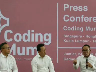 (ki-ka) Dirut Bank Mandiri Kartika Wirjoatmodjo, Kepala Bekraf, Triawan Munaf, Menteri Ketenagakerjaan Hanif Dhakiri saat menghadiri Program Coding Mum di Jakarta, Jumat (24/3). (Liputan6.com/Angga Yuniar)