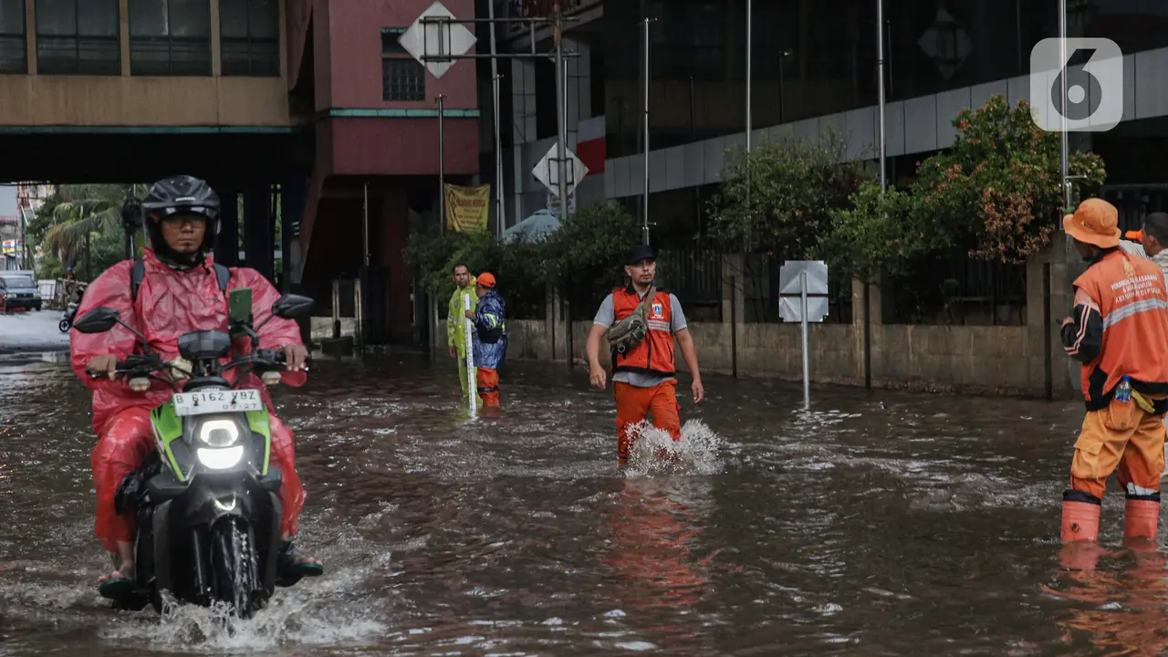 Diguyur Hujan Deras, Genangan Air Hambat Lalu Lintas di Sekitar Pasar Cipulir Jakarta