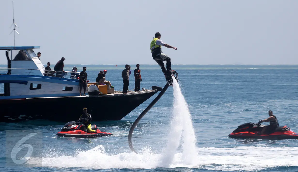 Seorang anggota Sea Doo Club Indonesia melakukan atraksi fly board yang mengibur saat peringatan HUT Kemerdekaan RI ke 71 di Kepulauan Seribu, Jakarta Utara, Rabu (17/8). (Rahmat).  