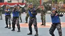 Anggota Kepolisian Air dan Udara (Polairud) melakukan atraksi saat perayaan HUT ke-68 Korpolairud di Mako Ditpolairud, Jakarta, Senin (3/12). Atraksi yang dipertontonkan seperti ketangkasan dan permainan musik. (Merdeka.com/Iqbal Nugroho)