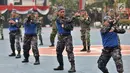 Anggota Kepolisian Air dan Udara (Polairud) melakukan atraksi saat perayaan HUT ke-68 Korpolairud di Mako Ditpolairud, Jakarta, Senin (3/12). Atraksi yang dipertontonkan seperti ketangkasan dan permainan musik. (Merdeka.com/Iqbal Nugroho)