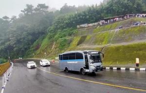 Petugas Polres Cianjur, Jawa Barat,mempercepat sistem satu arah di kawasan Puncak Pass guna mengantispasi macet akibat meningkatnya volume kendaraan pada libur panjang akhir tahun, Jumat (26/12/2025). (Antara)