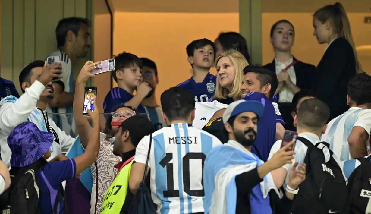 Ibu dari pemain depan Argentina Lionel Messi, Celia Maria Cuccittini (tengah), merayakan setelah tim mengalahkan Kroasia 3-0 dalam pertandingan semifinal Piala Dunia Qatar 2022 antara Argentina dan Kroasia di Stadion Lusail di Lusail, Doha, Rabu (14/12/2022). (AFP/Juan Mabromata)