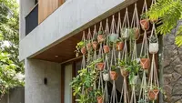10 Desain Teras Rumah Mungil 3x3 Meter Pakai Pot Tanaman Vertikal, Lebih Asri dan Modern