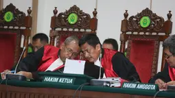 Majelis Hakim berbincang disela sidang lanjutan dengan terdakwa Basuki Tjahaja Purnama atau Ahok di Auditorium Kementan, Jakarta Selatan, Selasa (7/3). Pada sidang ke-13, tiga saksi meringankan dari pihak Ahok dihadirkan. (Liputan6.com/Pool/Unank Ramdani)