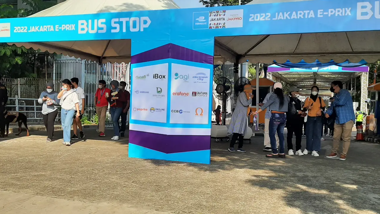 Penonton ajang balapan mobil listrik Formula E mulai membanjiri kawasan JIEXPO Kemayoran Jakarta Pusat, Sabtu(4/6/2022) (Liputan6.com/Ady Anugrahadi)