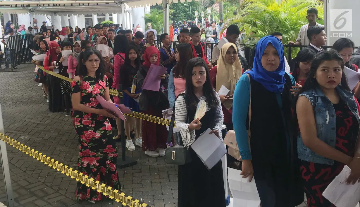 Peserta mengantre untuk mendaftar audisi Liga Dangdut Indonesia 2 (LIDA 2) di Wisma Perdamaian Semarang, Jawa Tengah, Minggu (16/12). Audisi ini dapat diikuti oleh pria atau wanita berusia 15-25 tahun. (Liputan6.com/Gholib)