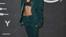 Model Bella Hadid berpose saat tiba menghadiri Savage X Fenty Show yang Disuguhkan oleh Amazon Prime Video di Brooklyn, New York (10/9/2019). Bella Hadid tampil seksi mengenakan bra renda dengan setelan jas hijau. (AFP Photo/Dimitrios Kambouris)