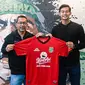 Kiper muda Indonesia, Satria Tama, resmi bergabung bersama Persebaya Surabaya untuk musim kompetisi 2021. (Dok. Persebaya)