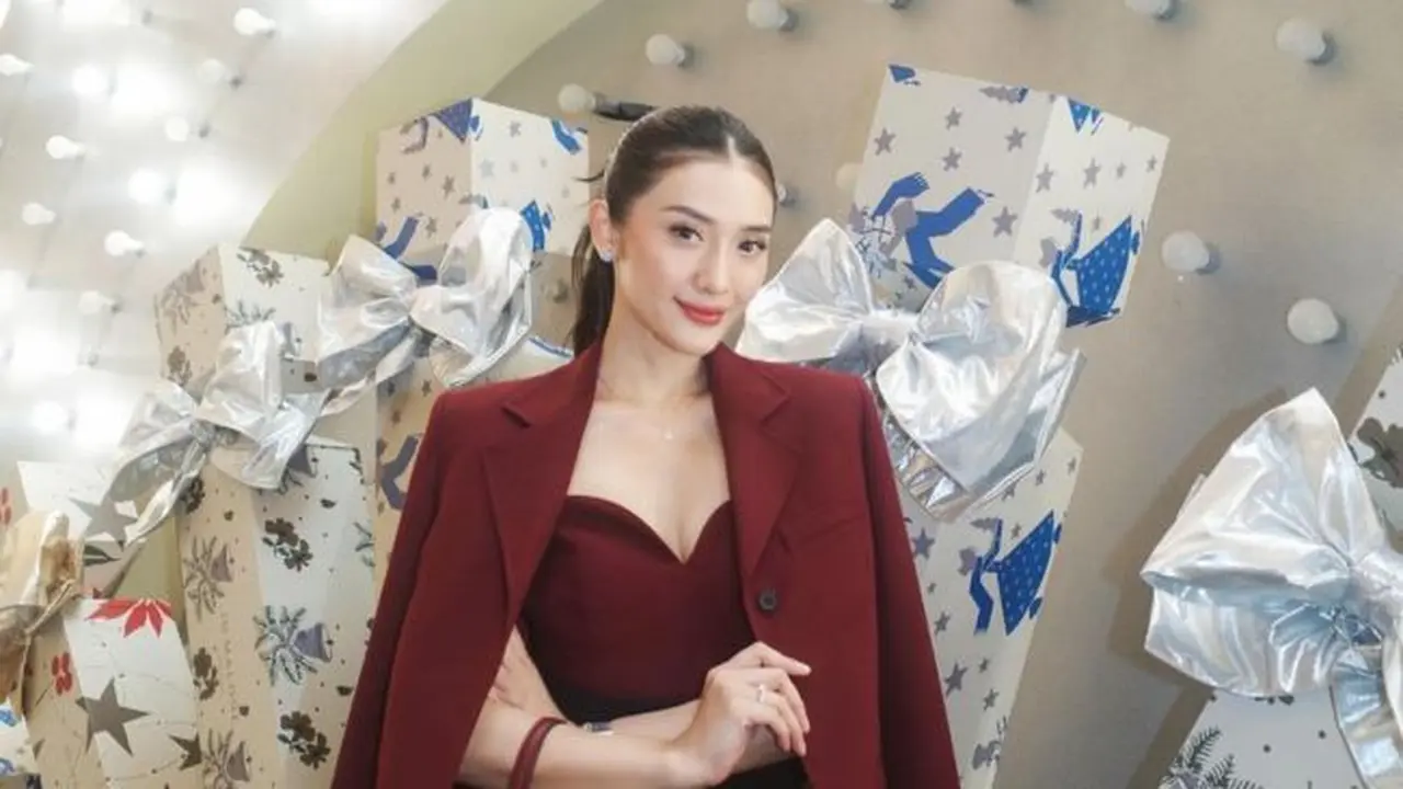 Potret Terbaru Anissa Aziza dalam Balutan Blazer Maroon (credit:instagram/anissaaziza).