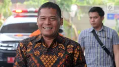 Terpidana mantan panitera Pengganti PN Jakarta Utara, Rohadi tersenyum saat tiba akan menjalani pemeriksaan penyidik di gedung KPK, Jakarta, Selasa (3/9/2018). Rohadi terjerat kasus TPPU atas dugaan penerimaan uang melalui transfer ke beberapa rekening tersangka Rohadi. (merdeka.com/Dwi Narwoko)