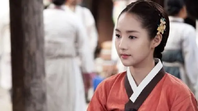 [Bintang] 8 Atris Korea yang Cantik Menawan Saat Pakai Hanbok
