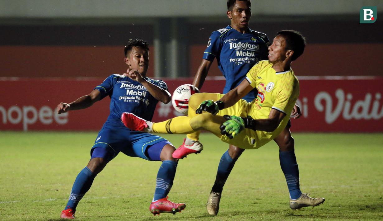 Pemain Persib Bandung, Frets Butuan (tengah) dan Febri Hariyadi berebut bola dengan kiper PS Sleman, Ega Rizky Pramana dalam laga leg pertama semifinal Piala Menpora 2021 di Stadion Maguwoharjo, Sleman, Jumat (16/4/2021). Persib menang 2-1 atas PS Sleman.