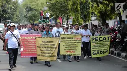 Puluhan pengemudi transportasi online menggelar aksi di depan kantor Kementerian Perhubungan, Jakarta, Rabu (25/10). Dalam aksinya mereka menolak revisi PM 26P / 2017 terkait aturan taksi online. (Liputan6.com/Faizal Fanani)