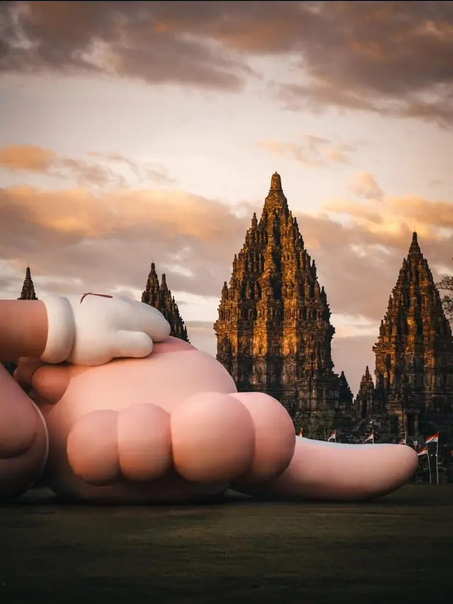 "KAWS: HOLIDAY" INDONESIA
