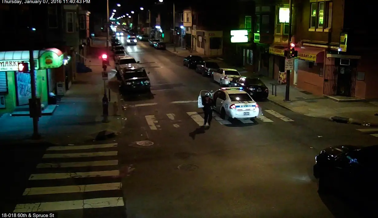Petugas polisi Jesse Hartnett terlihat mengejar pelaku penembakan di Philadelphia, Pennsylvania, USA (8/1). Petugas polisi, Jesse Hartnett mengalami luka tembakan cukup serius. (REUTERS/Philadelphia Police Department)