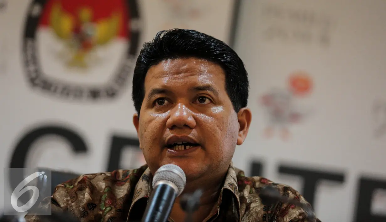 Ketua KPU, Husni Kamil memberikan keterangan pers di Gedung KPU, Jakarta, Selasa (11/8/2015). KPU menutup pendaftaran kembali calon bupati & wakil bupati di 7 Kabupaten yang sebelumnya hanya mempunyai satu pasangan calon. (Liputan6.com/Faizal Fanani)