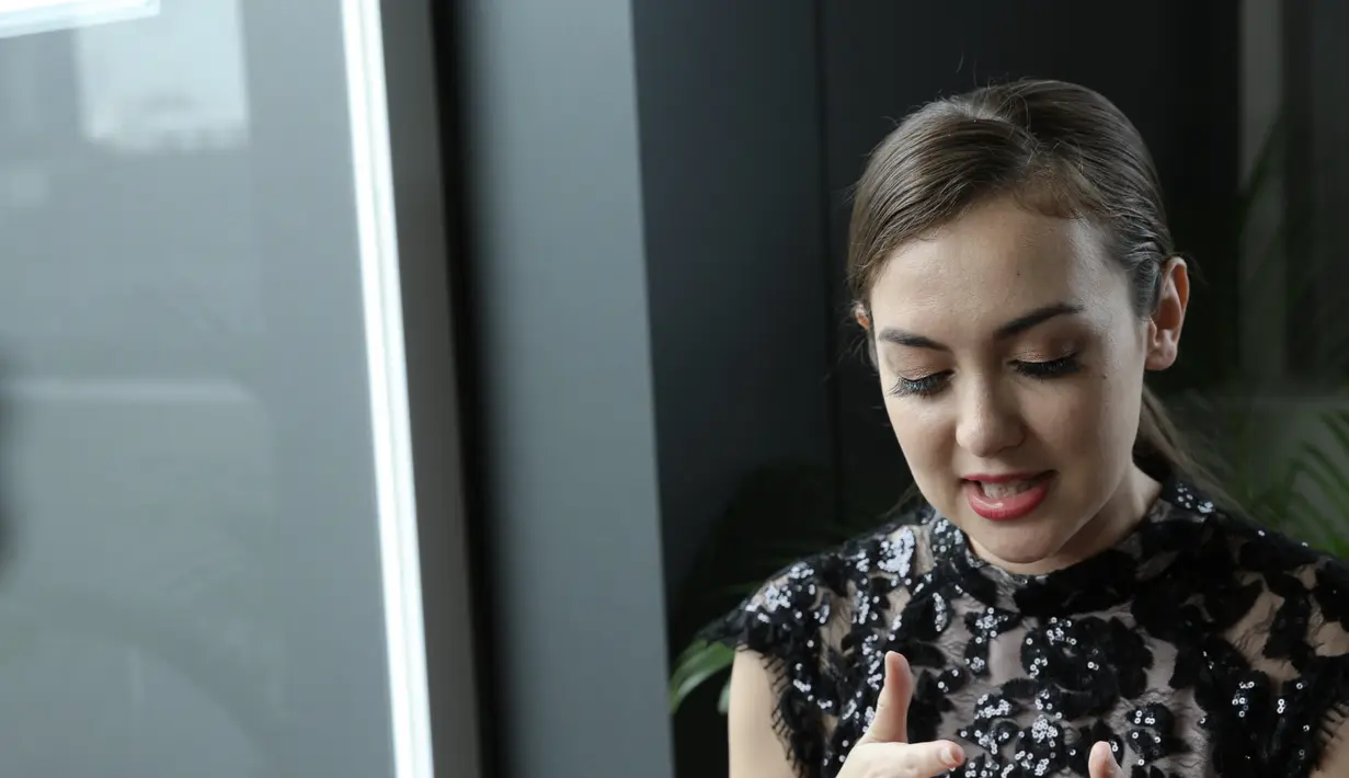 "Iya aku itu sudah takut duluan karena kan gosipnya kalau film horror ada kejadian yang aneh-aneh, segala macam. Tapi untungnya syutingnya sangat menyenangkan, sangat hangat. Terus karena ramai banyak kru," kata Rianti. (Galih W Satria/dok. Bintang.com)