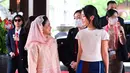 <p>Tak hanya kedatangannya yang menarik perhatian, keakrabannya dengan Ibu Iriana pun juga. Istri dari Presiden Korea Selatan, Yoon Suk Yeol ini akrab berbincang dengan Ibu Negara Indonesia. [Foto: Biro Pers Istana Negara]</p>